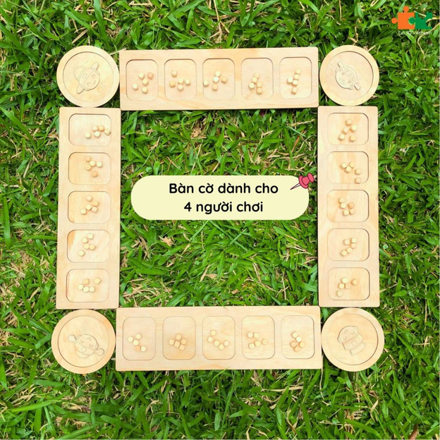 Bàn chơi hình vuông dành cho 4 người với các ô quan ở góc