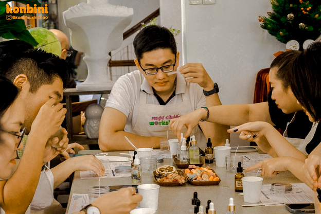 Không gian cửa hàng tích hợp workshop làm nến đầy xinh xắn