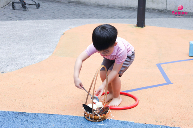 Khuôn mặt căng thẳng giữ thìa trứng tạo nên những khoảnh khắc rất hài hước.