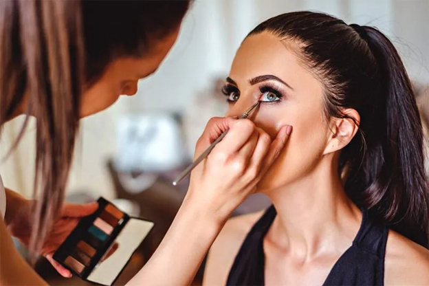 Khuôn mặt lem nhem son phấn là bằng chứng cho sự vụng về nhưng đầy nỗ lực của các chàng trai.