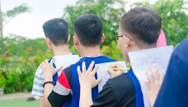 Những nét vẽ nguệch ngoạc hài hước là minh chứng cho sự nỗ lực kết nối của cả hai.