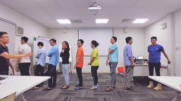 Những động tác biến dạng qua từng người tạo nên những tình huống dở khóc dở cười.