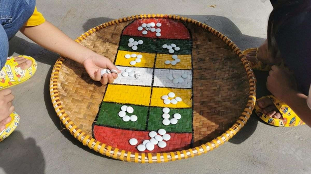 Động tác rải quân dân đều đặn qua các ô trên bàn cờ