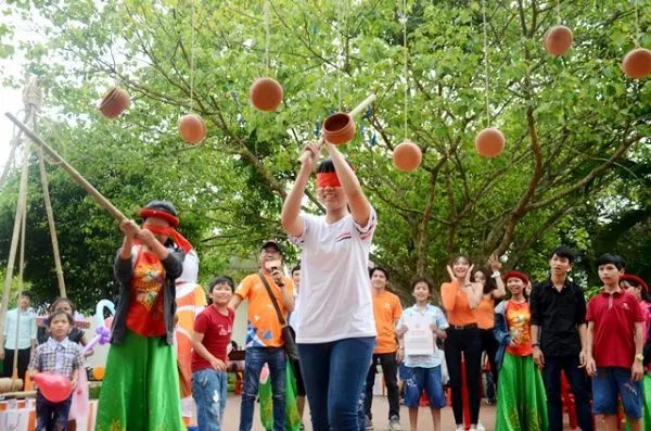 Sự hồi hộp khi vung gậy và tiếng vỡ giòn tan của niêu đất rất kích thích.