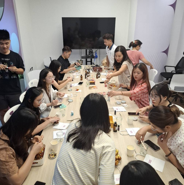Tiệm nến nhỏ xinh nằm giữa lòng phố cổ Hà Nội thơ mộng