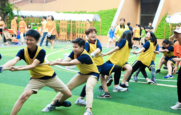 Tiếng hò dô vang trời tạo nên khí thế hừng hực cho cả buổi team building.