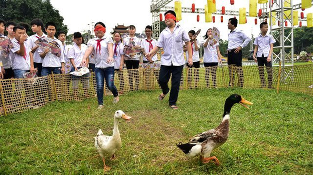 Trò chơi dân gian náo loạn mang lại không khí lễ hội tưng bừng.