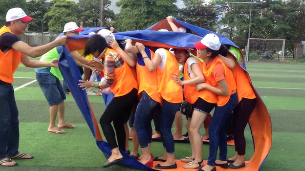 Trò chơi đòi hỏi sự đồng tốc, nếu một người đi nhanh hoặc chậm hơn sẽ làm ngã cả đội.